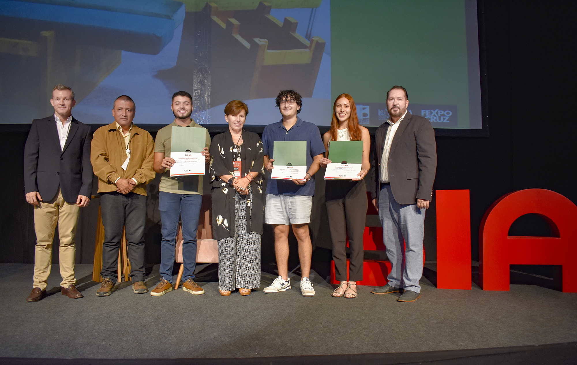 Premiación a ganadores de concurso de Diseño Industrial