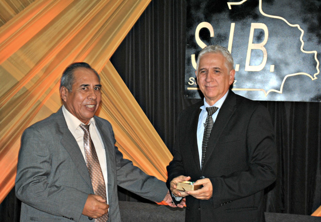 JEFE DE CARRERA DE LA UPSA RECIBE LA DISTINCIÓN DE INGENIERO CIVIL DEL AÑO